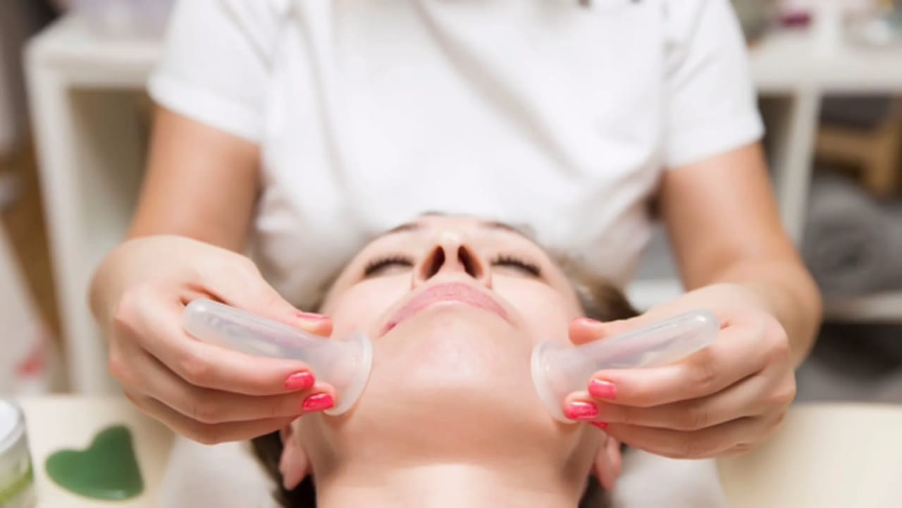 kosmetyczka wykonuje masaż vacuum