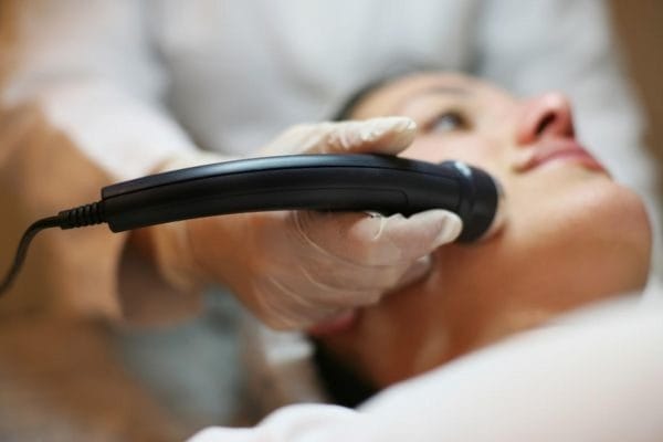 zabieg estgen wykonywany na twarzy klientki w MARIS instytucie urody w Gdyni