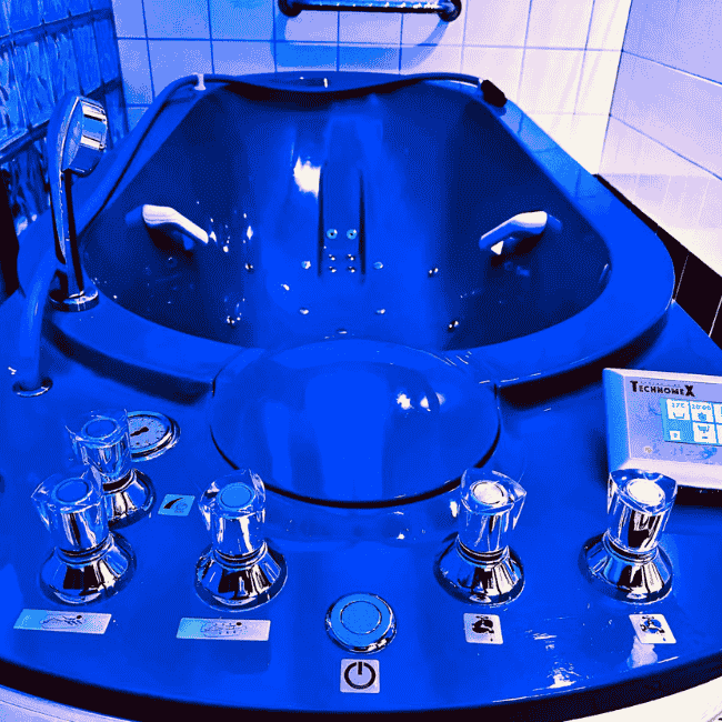 Hydromassage tub, also used for collagen baths