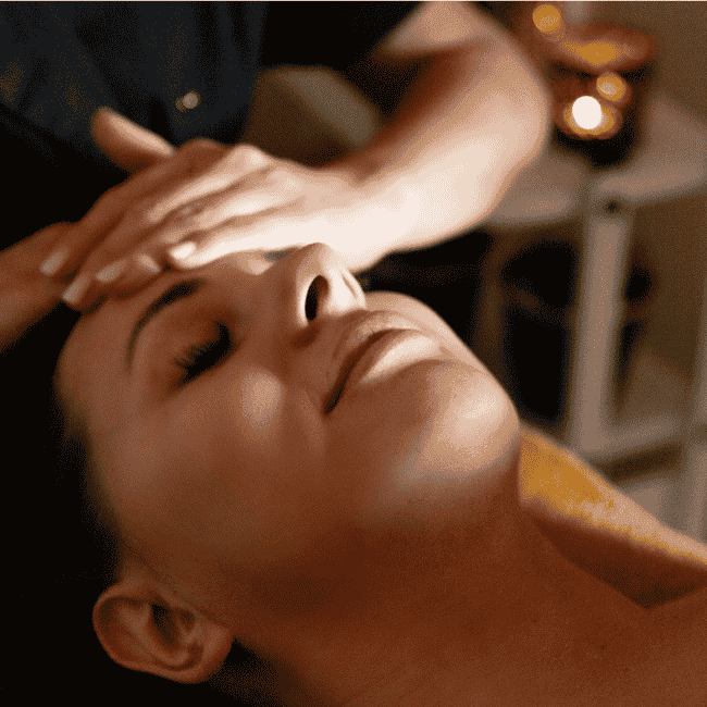 kosmetyczka wykonuje masaż kobido Joanny