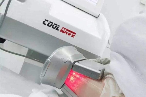 zabieg krioshock w toku, widzimy skore w miseczce urzadzenia gdzie zachodzi proces