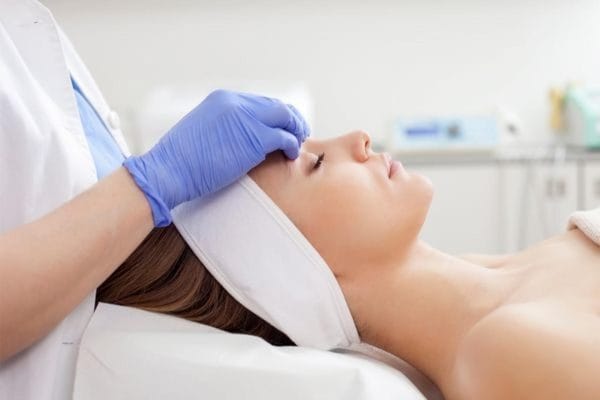 kosmetyczka wykonuje zabieg w maeselle pigment precisers