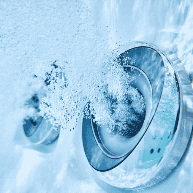 wnętrze wanny z dyszami do jacuzzi i masażu podwodnego