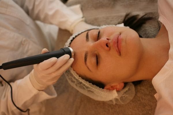 kosmetyczka wykonuje sonoforezę gabinet koło hotelu nadmorskiego