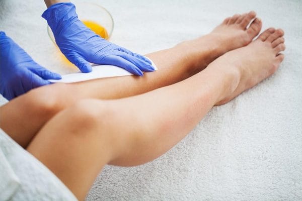 kosmetyczka używa wosku do depilacji - w salonie Maris w Gdyni