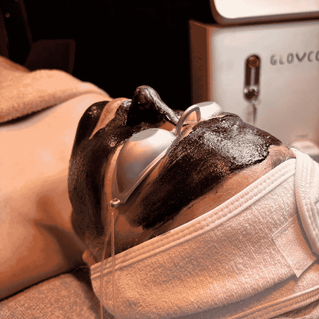 klientka w trakcie zabiegu black doll