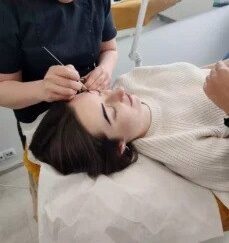 kosmetyczka przeprowadza hennę pudrową brwi