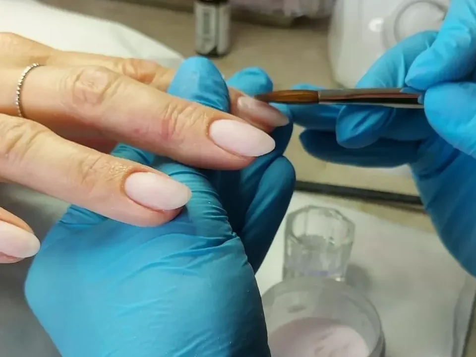 kosmetyczka robi manicure