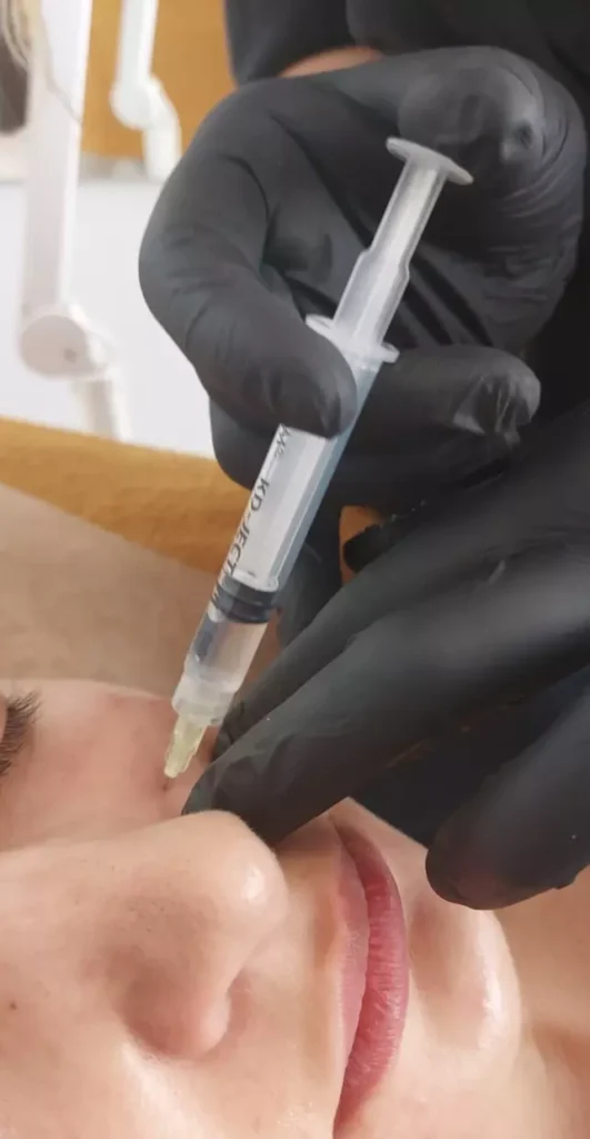 podawanie preparatu w okolicach nosa