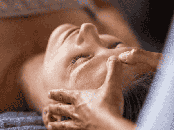 masaż twarzy podczas zabiegu PQ age