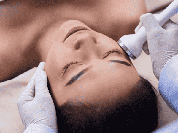 masaż twarzy specjalną końcówką masującą