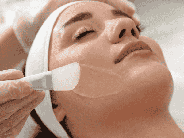 żelowy peeling nakładany na twarz