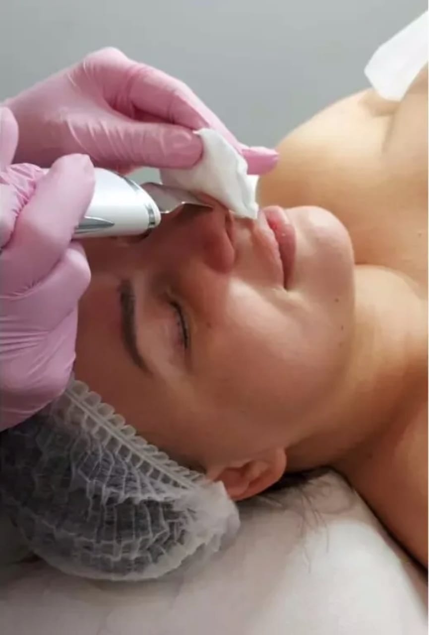 Asia podczas peelingu kawitacyjnego